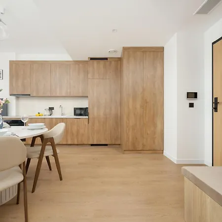 Towarowa Towers Comfortable With Air Conditioning Ideal For Remote Work By Renters Апартаменты Варшава