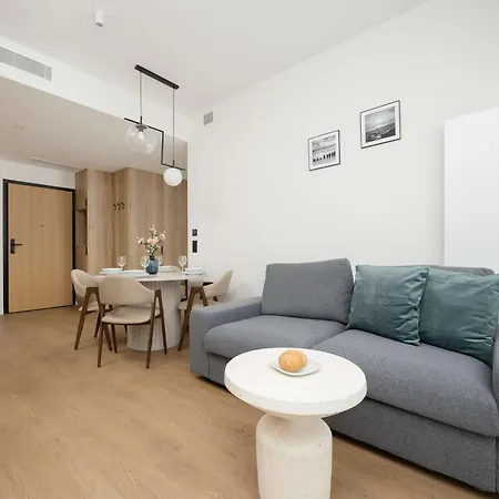 Towarowa Towers Comfortable With Air Conditioning Ideal For Remote Work By Renters