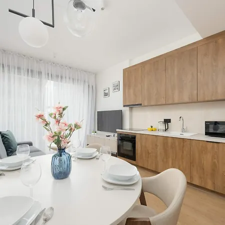 Apartman Towarowa Towers Comfortable With Air Conditioning Ideal For Remote Work By Renters