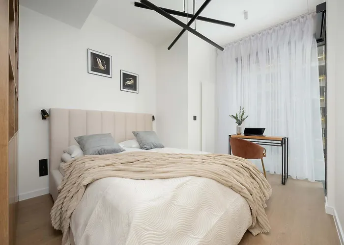 Towarowa Towers Comfortable With Air Conditioning Ideal For Remote Work By Renters شقة