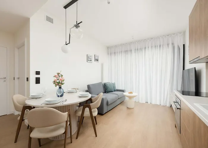 Towarowa Towers Comfortable With Air Conditioning Ideal For Remote Work By Renters شقة وارسو