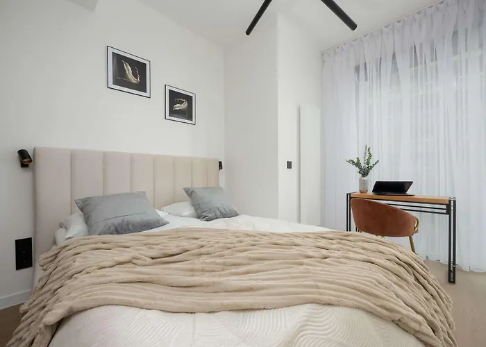 Towarowa Towers Comfortable With Air Conditioning Ideal For Remote Work By Renters وارسو