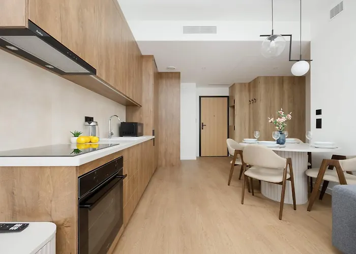 شقة Towarowa Towers Comfortable With Air Conditioning Ideal For Remote Work By Renters وارسو