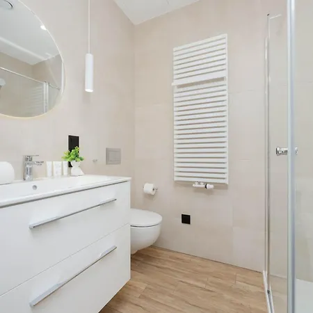 Towarowa Towers Comfortable With Air Conditioning Ideal For Remote Work By Renters *